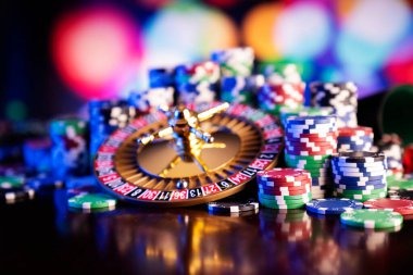 Live Sic Bo table on isitoto login showing glass dome with three dice and dealer