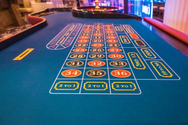 Mobile phone screen showing isitoto login baccarat table on app