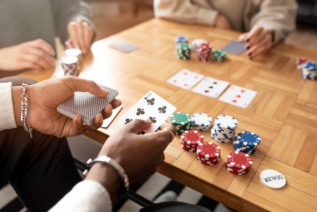 Live Sakong table on isitoto login mobile app showing three-card layout and dealer position